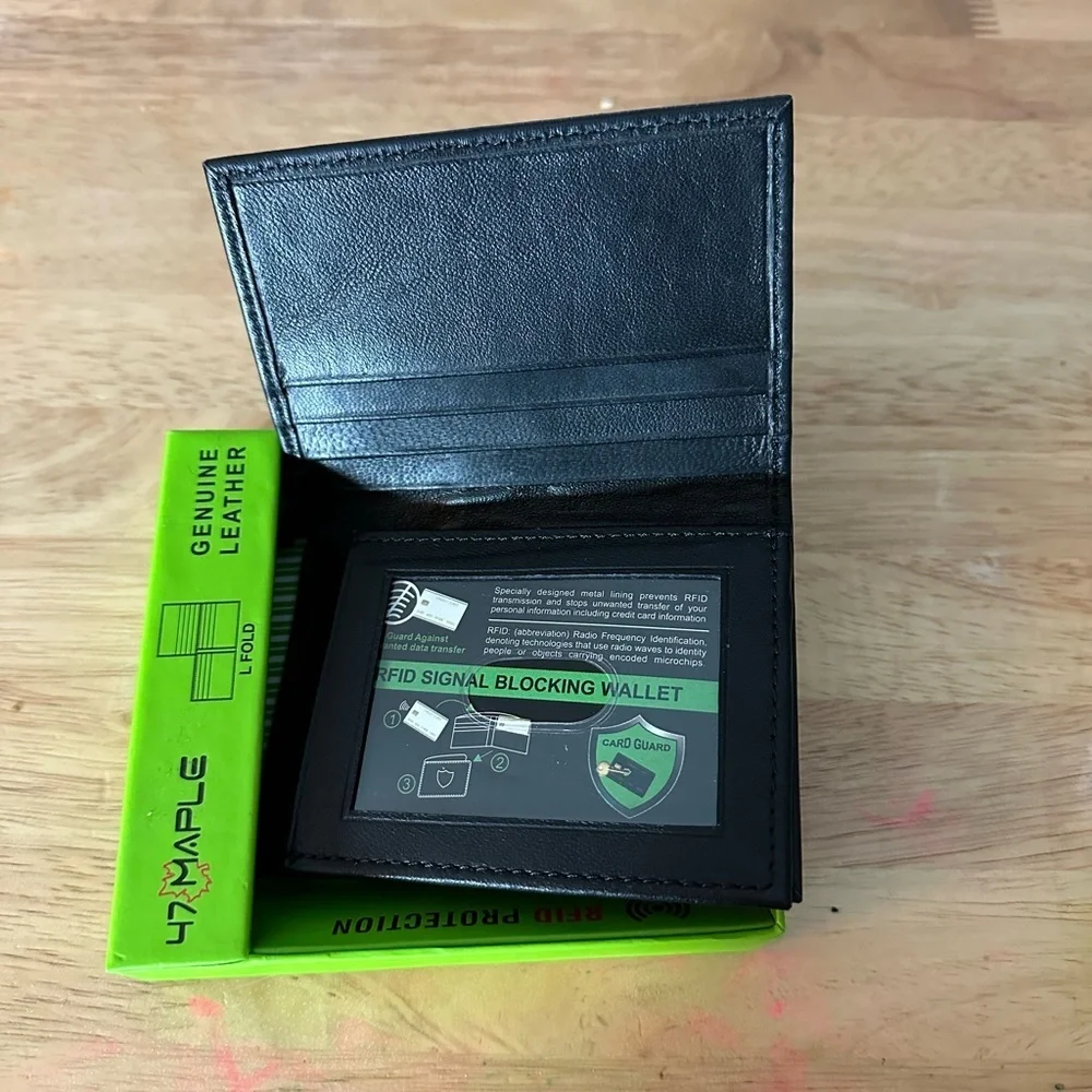 47 MAPLE  Men's Genuine Leather Credit Card . New